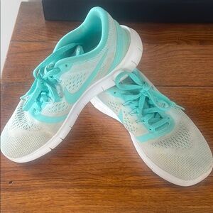 Nike Girl’s Teal Running Shoes